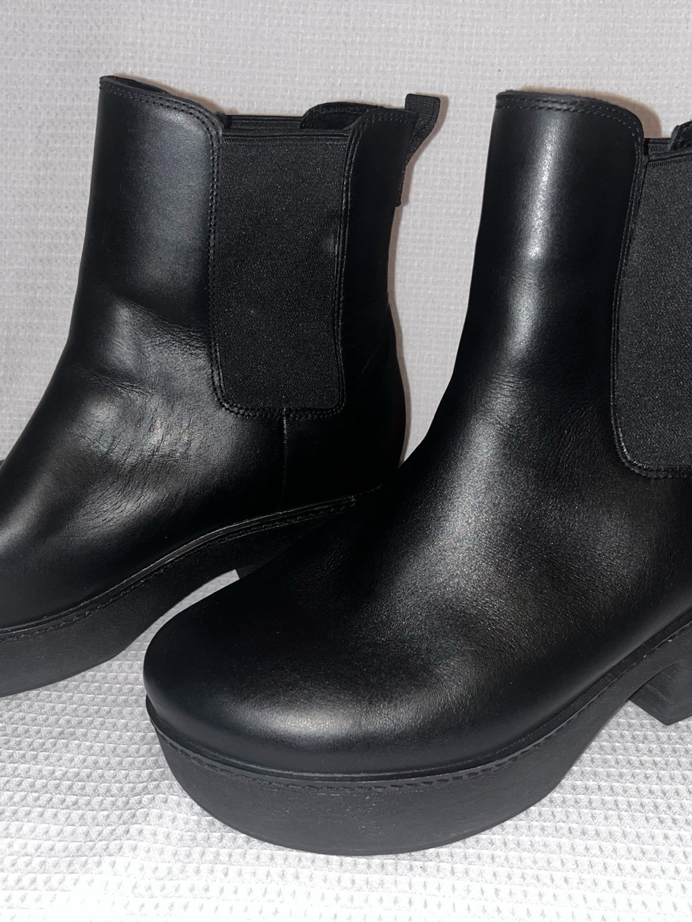 Women’s Fitflop Black Leather Platform Chelsea Ankle Boots FJ1-090 Sz 9
